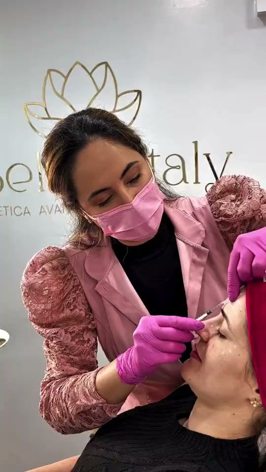 Karla Daniele atendendo pacientes no consultório.